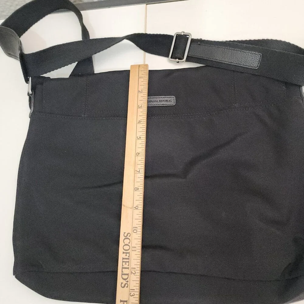 Banana Republic Black Messenger Laptop Bag Adjustable Strap Work Travel - Picture 9 of 13
